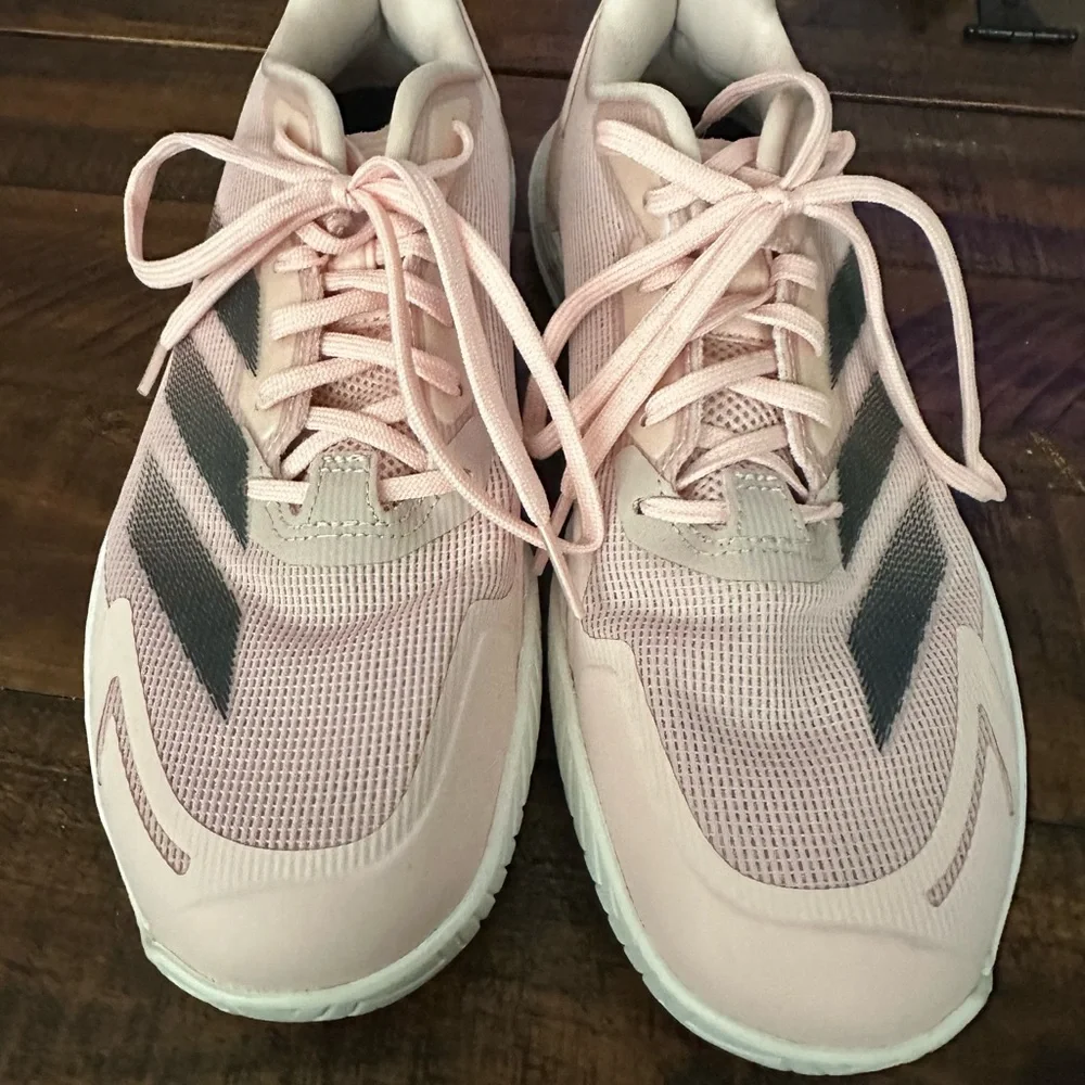 Adidas Women's court shoe- worn once_2